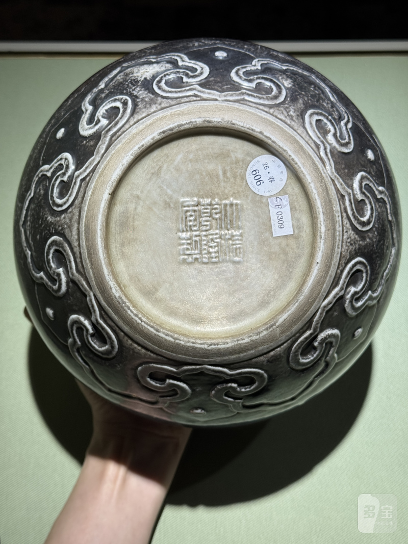 清乾隆 瓷胎仿银釉四方铺首万寿无疆钵式炉 - 图18